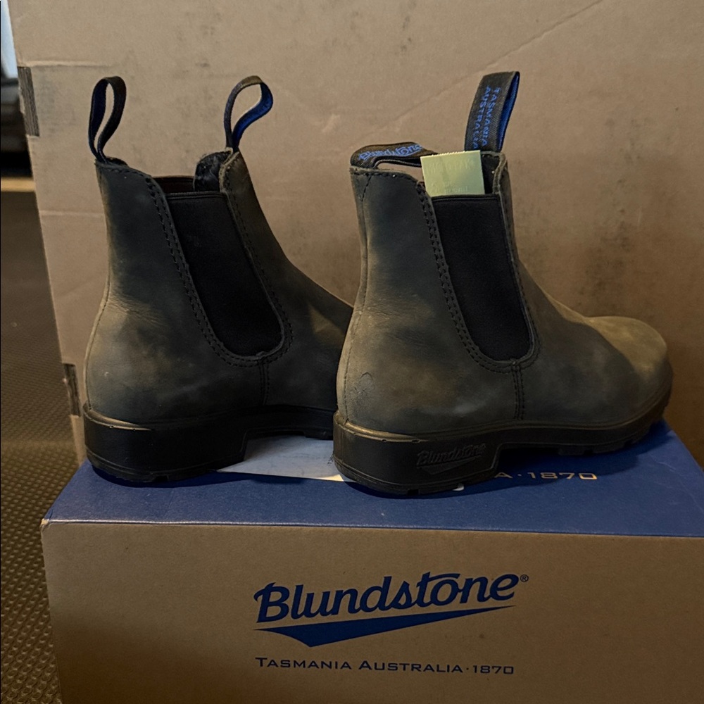 Blundstone Olive Nubuck Chelsea Boots with Blue Pull Tabs - Picture 7 of 9